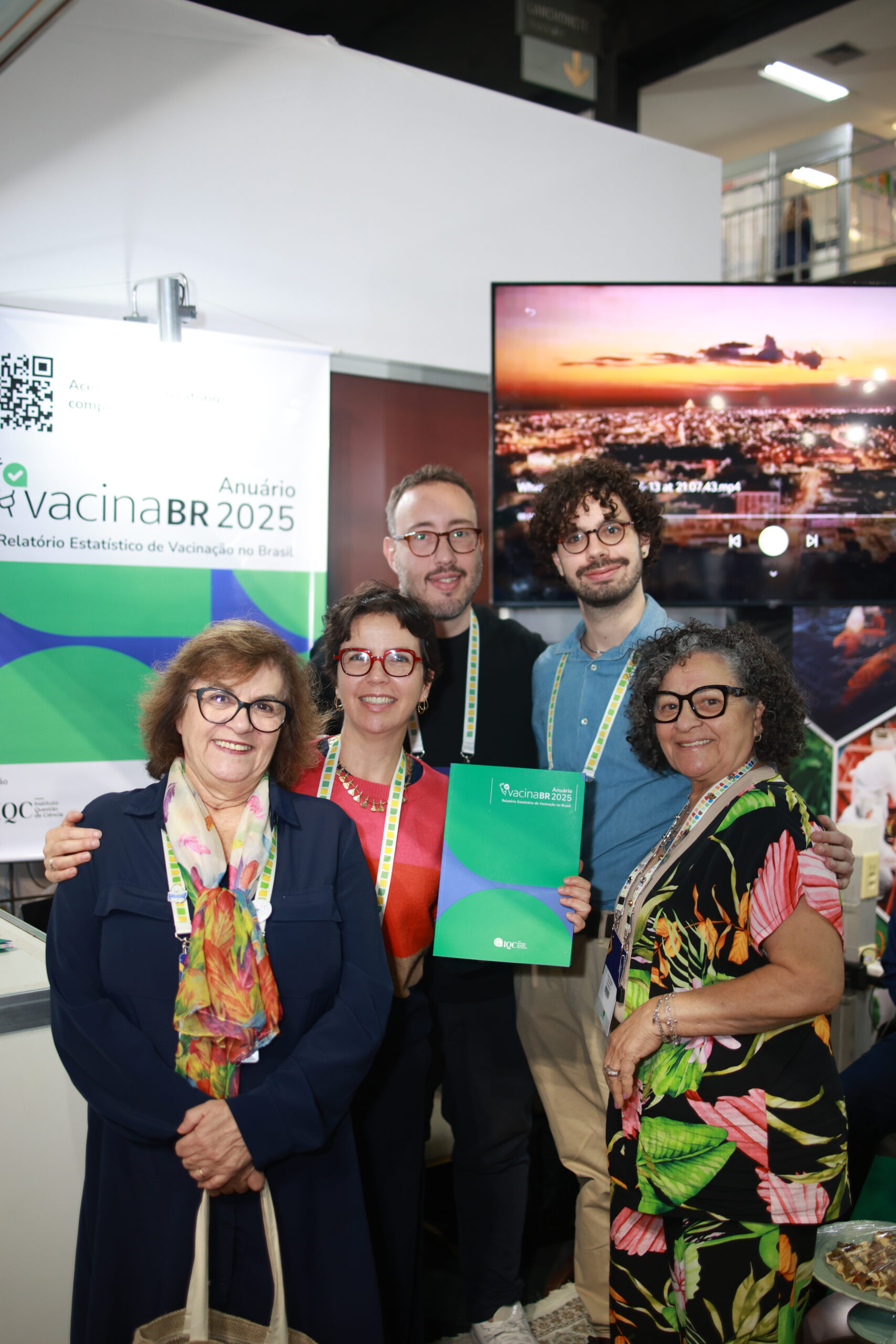 grupo de pessoas com o anuário vacina br 2025